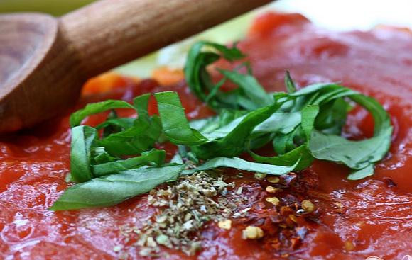 1. Этап. Запеченные яйца в томатном соусе: 2. Добавить красный перец хлопьями, томатное пюре, орегано и базилик, перемешать.