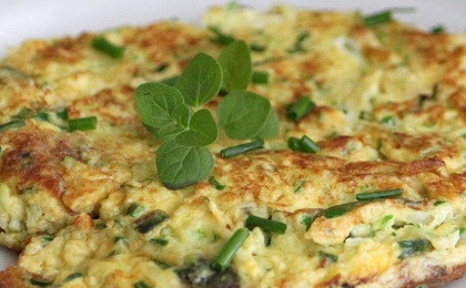 1. Этап. Омлет с зеленью: 5. Готовый омлет можно сразу подавать к столу, дополнив соусом или гарниром при желании.