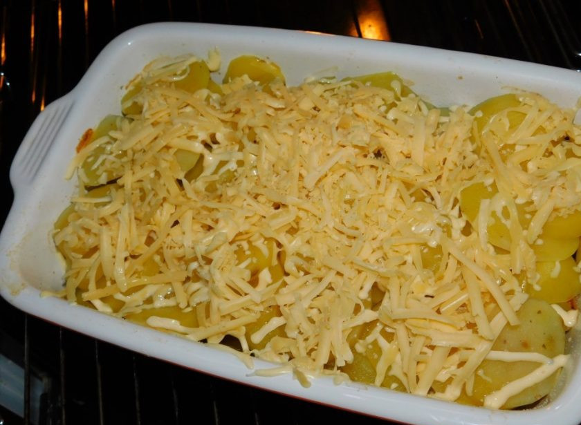 1. Этап. Сытная мясная запеканка с картофелем: Затем фольгу снимите, посыпьте запеканку тертым сыром и оставьте в духовке еще минут на 20-30.