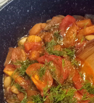 1. Этап. Гиганты с помидорами и харисой: Тем временем, разогрейте духовку в режиме 