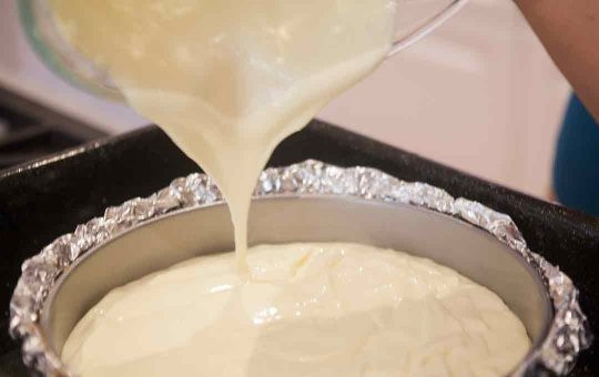 1. Этап. Классический чизкейк Нью-Йорк: 6. Вылейте в форму аккуратно.