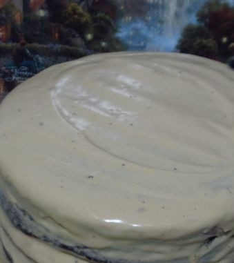 1. Этап. Большой торт: 11. Края тоже нужно хорошенько промазать кремом. Бисквит очень хорошо пропитывается таким кремом, в результате торт получается очень нежным и мягким.