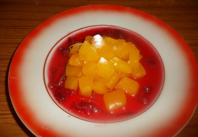 1. Этап. Диетический десерт из тыквы: 5. В центр выкладываю кусочки тыквы, вливаю вишневый соус и посыпаю блюдо сахарной пудрой, приятного аппетита!