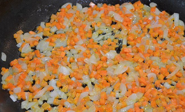 1. Этап. Гороховый суп с копченой грудинкой: На сливочном масле обжарьте лук с морковкой до золотистого цвета.