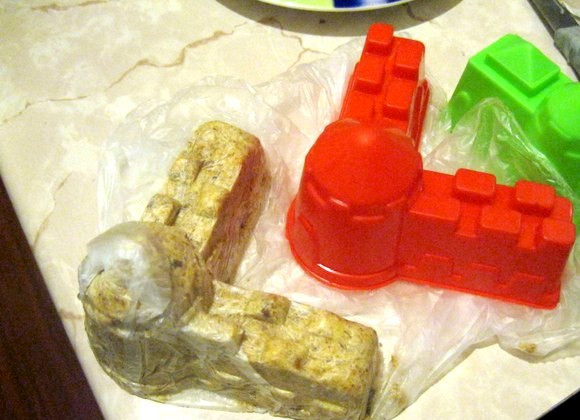 1. Этап. Торт Замок: Теперь аккуратно вынимаем из формочки приготовленную деталь.