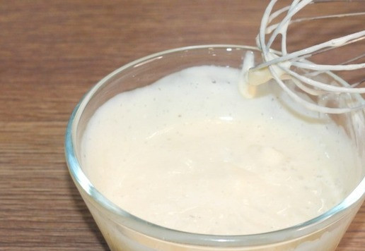 1. Этап. Пирог с кремом и мелкими ягодами: 10... и взбиваю венчиком. Перекладываю крем в маленький прозрачный пакетик.