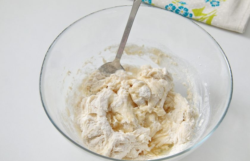 1. Этап. Простая пицца с луком: 4. Перемешайте все ложкой и налейте оливковое масло.