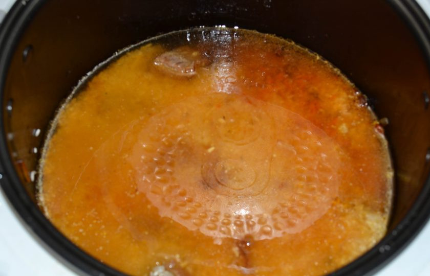 1. Этап. Булочки, фаршированные пловом: Аккуратно залейте рис водой. Это удобно делать с шумовкой или большой ложкой. Просто наливайте воду не прямо на рис, а на шумовку, а по ней вода будет стекать на рис, не размывая его и не делая больших бороздок. Теперь еще немного досолите плов, положите несколько зубчиков чеснока. Накройте крышку мультиварки, включите режим «Плов» и готовьте до конца работы программы (35-40 минут).