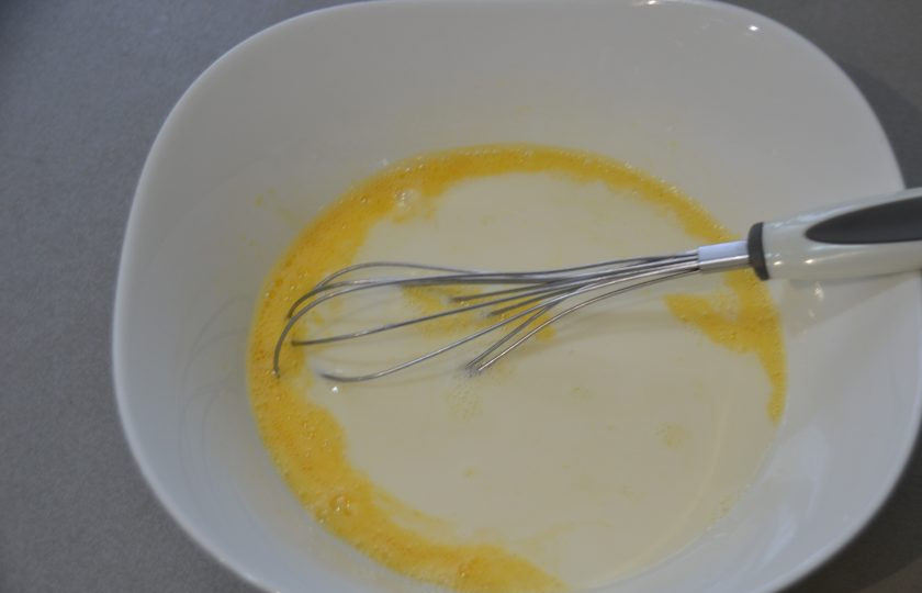 1. Этап. Налистники с творогом на крахмале: Влейте молоко и растительное масло.