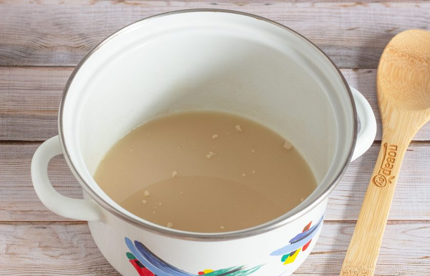 1. Этап. Пончики Суфганиет: В теплою воду (тепло комфортное для пальца) добавьте дрожжи, сахар и размешайте.