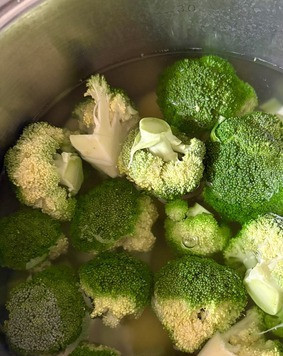 1. Этап. Запеканка из картофеля и брокколи: Отварить картофель и кочерыжку от брокколи около 7 минут, добавить соцветия и варить ещё 5 минут.