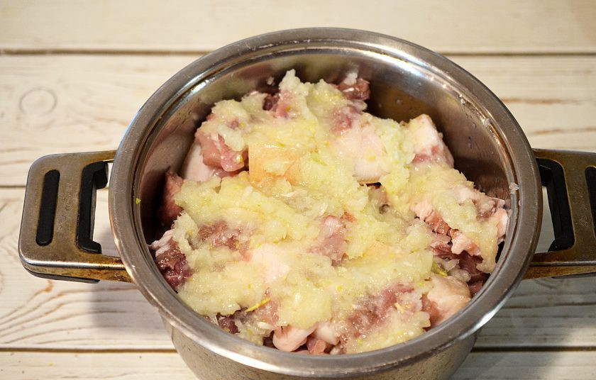 1. Этап. Шашлык Путина: Выкладывайте слоями, чередуя соус и мясо. Верхний слой должен быть соус. Оставьте мариноваться минимум на 4 часа.