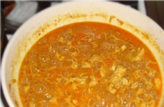 1. Этап. Рисовая лапша со свининой: Тушите блюдо еще пятнадцать минут на медленном огне после того, как жидкость закипит. Параллельно рисовую лапшу отварите в подсоленной воде и подавайте с мясом, обильно сдобрив ее мясной подливой.