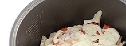 1. Этап. Мясо с сыром в мультиварке: Выкладываем помидорки, смазанные майонезом.