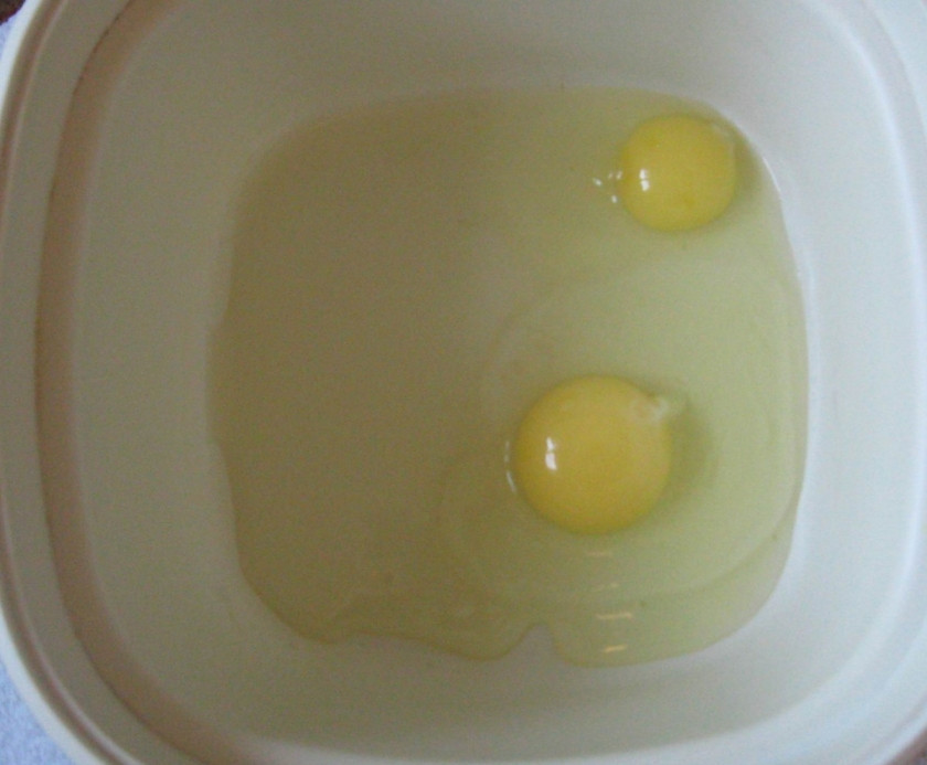 1. Этап. Тесто для трубочек: В глубокую миску разбейте яйца.