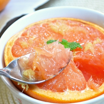 1. Этап. Запеченный грейпфрут с медом: Мякоть запеченных грейпфрутов кушаем чайной ложкой. Приятного аппетита!