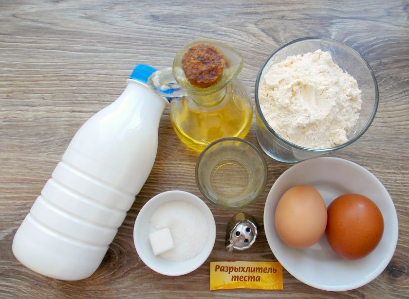 1. Этап. Блины из кукурузной муки на кефире: Подготовьте все необходимые ингредиенты для приготовления блинов из кукурузной муки на кефире. Кефир можете взять как магазинный, так и домашнего приготовления.