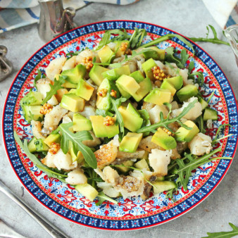 Салат с треской и авокадо