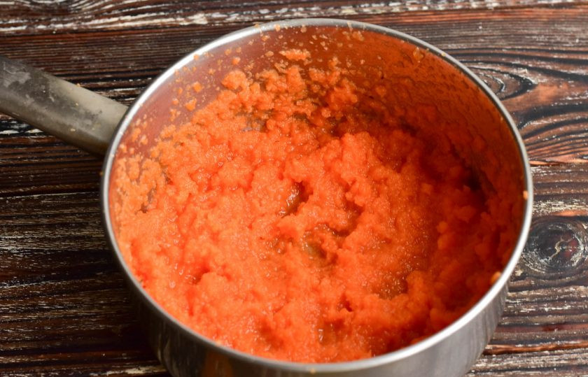 1. Этап. Морковное желе: Варите морковь 20 минут, затем слейте воду, всыпьте сахар и измельчите ее погружным блендером.