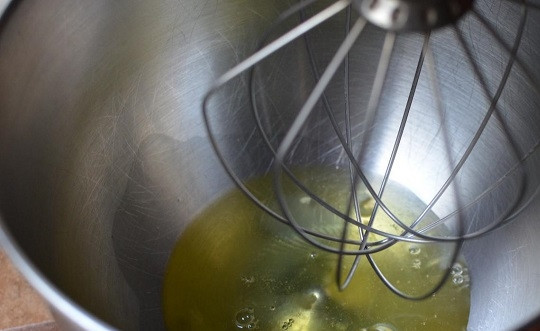 1. Этап. Бисквитно-фруктовый торт: 3. Белки выложите в глубокую мисочку, всыпьте сахар. Для аромата можно добавить ванильный экстракт или ликер, например.