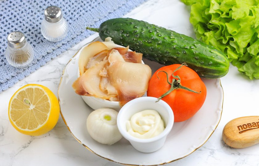 1. Этап. Салат из масляной рыбы холодного копчения: Подготовьте указанные ингредиенты. Овощи промойте в воде. Вырежьте из помидора зеленую сердцевинку, а с огурца срежьте хвостики.