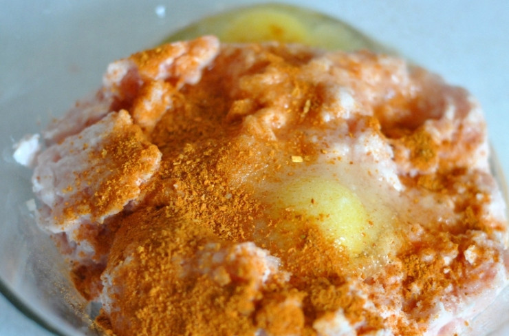 1. Этап. Котлеты куриные нежные: Фарш можно использовать как уже готовый, так и сделать его самостоятельно. Итак, выкладываем фарш в миску, добавляем яйца, карри и соль.