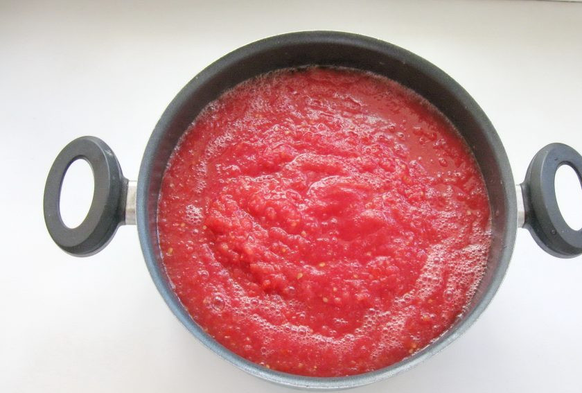 1. Этап. Томатный морс на зиму: Выложите в кастрюлю. Поставьте на плиту, доведите морс до кипения, огонь убавьте и варите 20-25 минут.