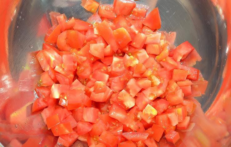 1. Этап. Сальса из ананаса и папайи: Помидоры, не очищая от кожуры, режем кубиками.