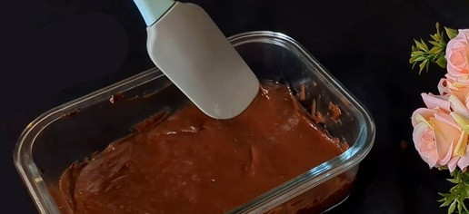 1. Этап. Шоколадное желе на агар-агаре: Вылейте смесь в форму, равномерно распределите и аккуратно выровняйте поверхность лопаткой. Оставьте на 1 час до полного застывания.