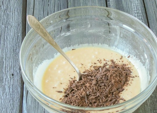 1. Этап. Бельгийские вафли для электровафельницы: Затем добавьте шоколад в готовое тесто. Ещё раз его перемешайте.