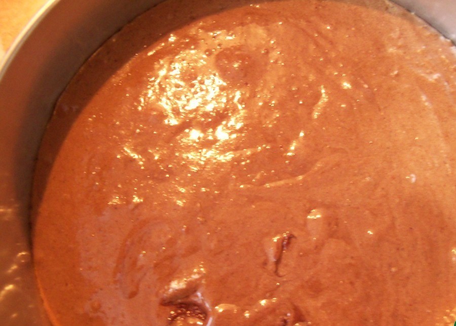 1. Stage. Chocolate hazelnut cake: Separately, melt the butter, stir a few tablespoons of dough in it and then, stirring in a circular motion, pour the butter into the dough. Line a 20 cm parchment-lined tin (I have a 24 cm tin). Spread the mixture into the prepared tin and bake for 35-40 minutes, checking for readiness with a matchstick. Cool completely.