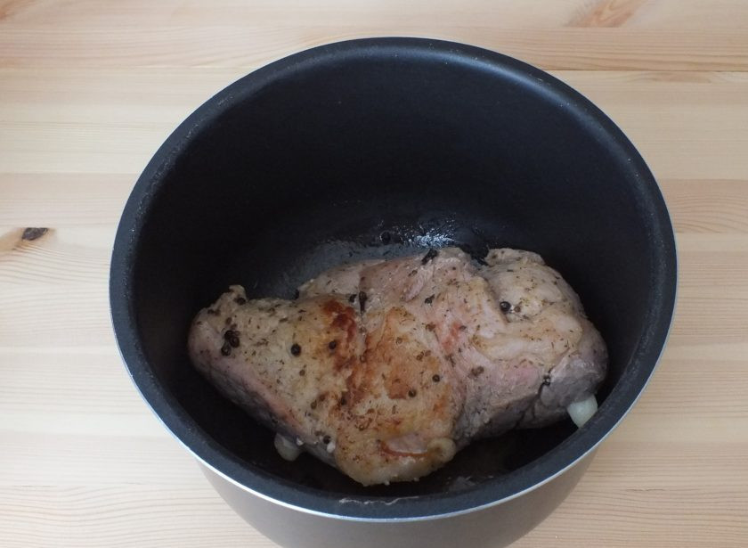 1. Этап. Буженина в рукаве в мультиварке: Обжарьте мясо с каждой стороны по 5 минут до золотистой корочки. Достаньте мясо из чаши мультиварки.