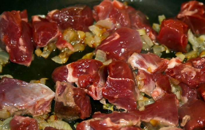 1. Этап. Баранина с макаронами: После этого добавляем нарезанное мясо, солим и перчим его по вкусу, жарим пару минут до образования корочки.