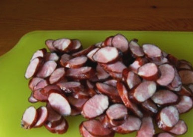 1. Этап. Салат Охотничий с колбасками: Охотничьи колбаски нарезаем кружочками. Если вам попались очень жирные колбаски, их можно предварительно обжарить, так жир вытопится.