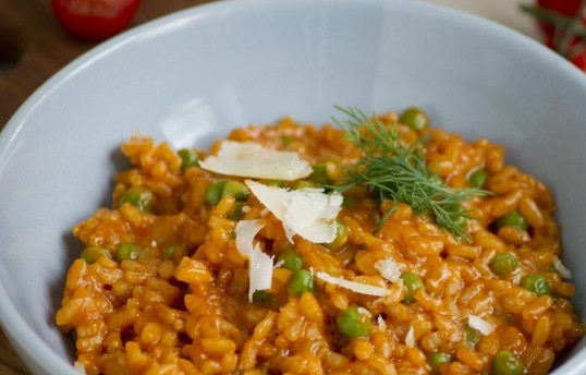 1. Этап. Ризотто с горошком: Сразу же раскладываем горячее блюдо по тарелкам, посыпаем ризоото свежей зеленью и тертым сыром 