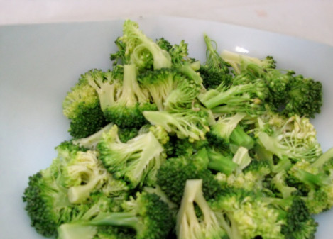 1. Этап. Суп с брокколи и сыром: 4. Пока картофель варится, промойте брокколи, разрежьте на соцветия и отварите до готовности. Можно готовить брокколи в микроволновке, на пару или варить в подсоленной воде. Варятся брокколи минуты 4-5.