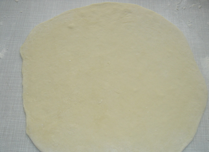 1. Этап. Кыстыбый на кефире: Шарики тонко раскатываем в лепешки.