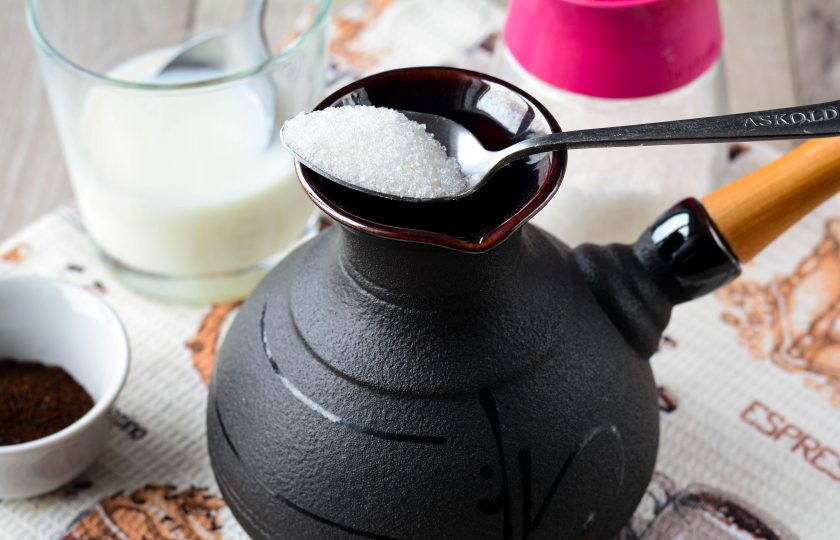 1. Этап. Кофе в турке с молоком: Добавьте в турку сахар.
