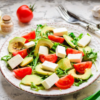Салат с авокадо и брынзой