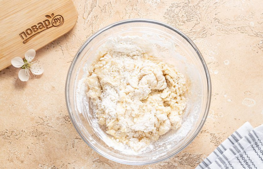 1. Этап. Печенье Mинутка без маргарина: Замесите мягкое, эластичное и однородное тесто.