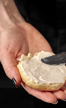 1. Этап. Острый бургер с куриной котлетой: Булочку намазать майонезом.