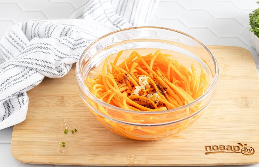 1. Этап. Морковь по-корейски домашняя с приправой: Влейте горячее масло в морковь, желательно попадая на измельченный чеснок. Все перемешайте.