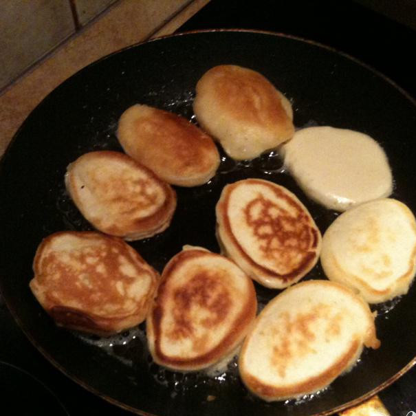 1. Этап. Оладушки на кислом молоке: Обжариваем с двух сторон.