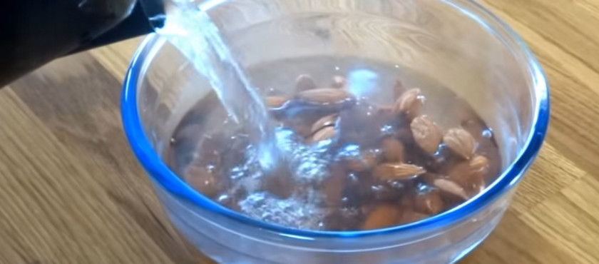 1. Этап. Торт Панфорте: 1. Миндаль необходимо залить кипятком на 2-3 минуты, чтобы было легче очистить его от кожицы (достаточно всего продавить орешек пальцами).