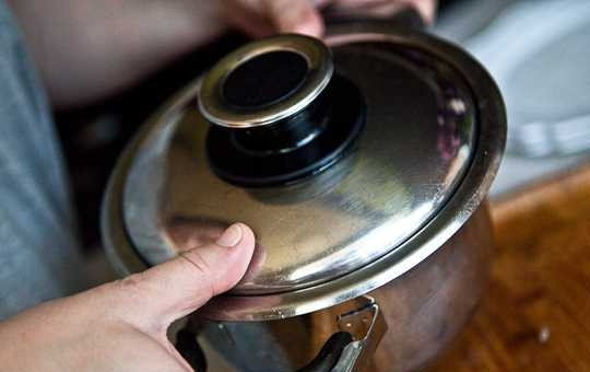 1. Этап. Картофель отварной с грибами: 11. Встряхните кастрюлю, чтобы перемешать. Все, блюдо можно подавать к столу, выложив на блюдо картофель и полив его грибной заправкой. Приятного аппетита!