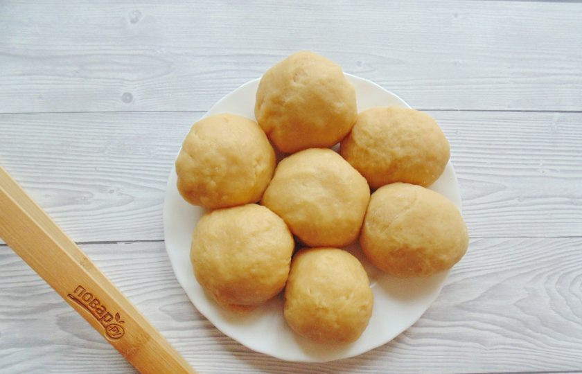 1. Этап. Медовый торт с вишней: Разделите тесто на 6-7 частей и отправьте его в холод на 20-30 минут.