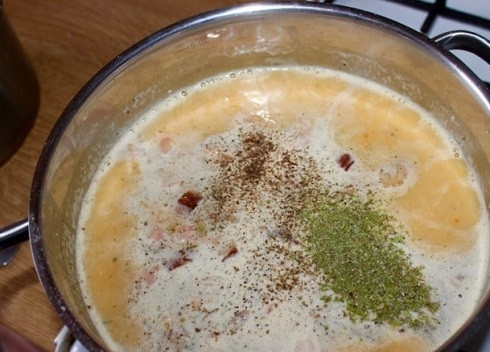 1. Этап. Суп гороховый с копченостями: Отправим в суп мясо с ребрышек, специи. Если суп получился достаточно густым, добавляем еще воду и даем супу покипеть минуты 3-4. Добавляем по вкусу соль.