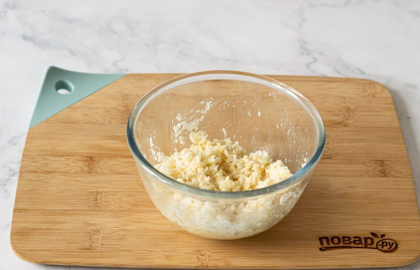 1. Этап. Веганское баунти: Смешайте кокосовую стружку с сиропом и кокосовым маслом.