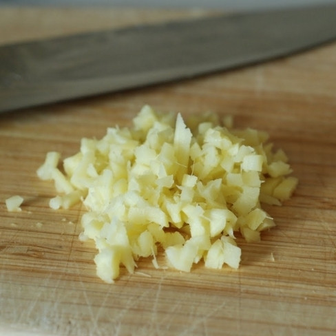 1. Этап. Курица по-филиппински с ананасами: Имбирь чистим и мелко-мелко нарезаем.