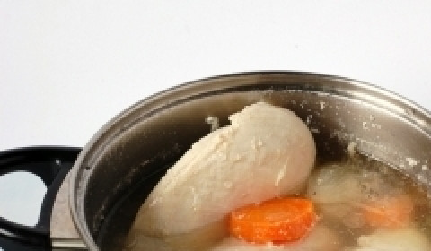 1. Этап. Паштет из куриной грудки: Отварите в подсоленной воде куриную грудку и морковь.